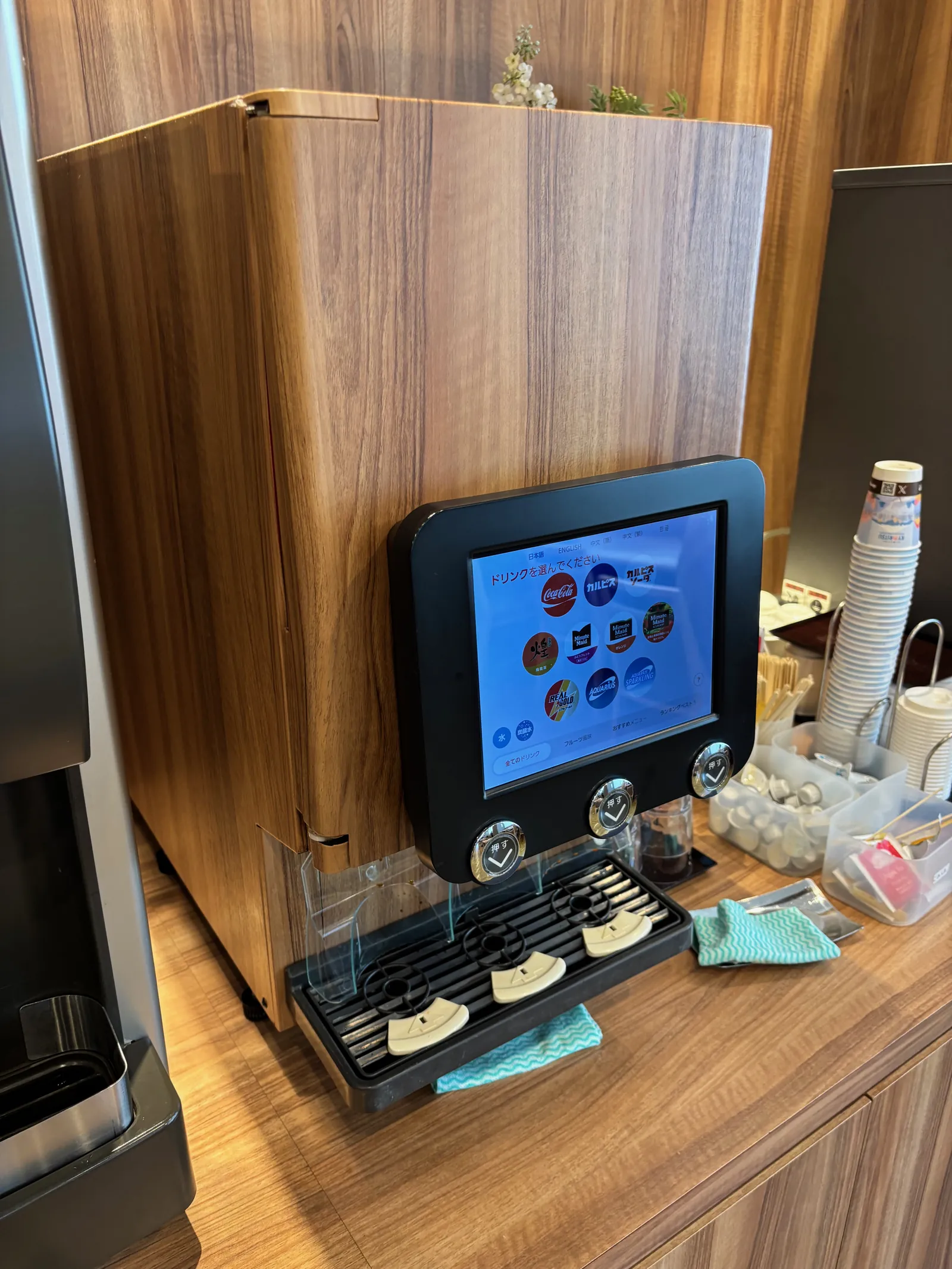 ドリンクバーの機械。複数の飲み物ボタンがある