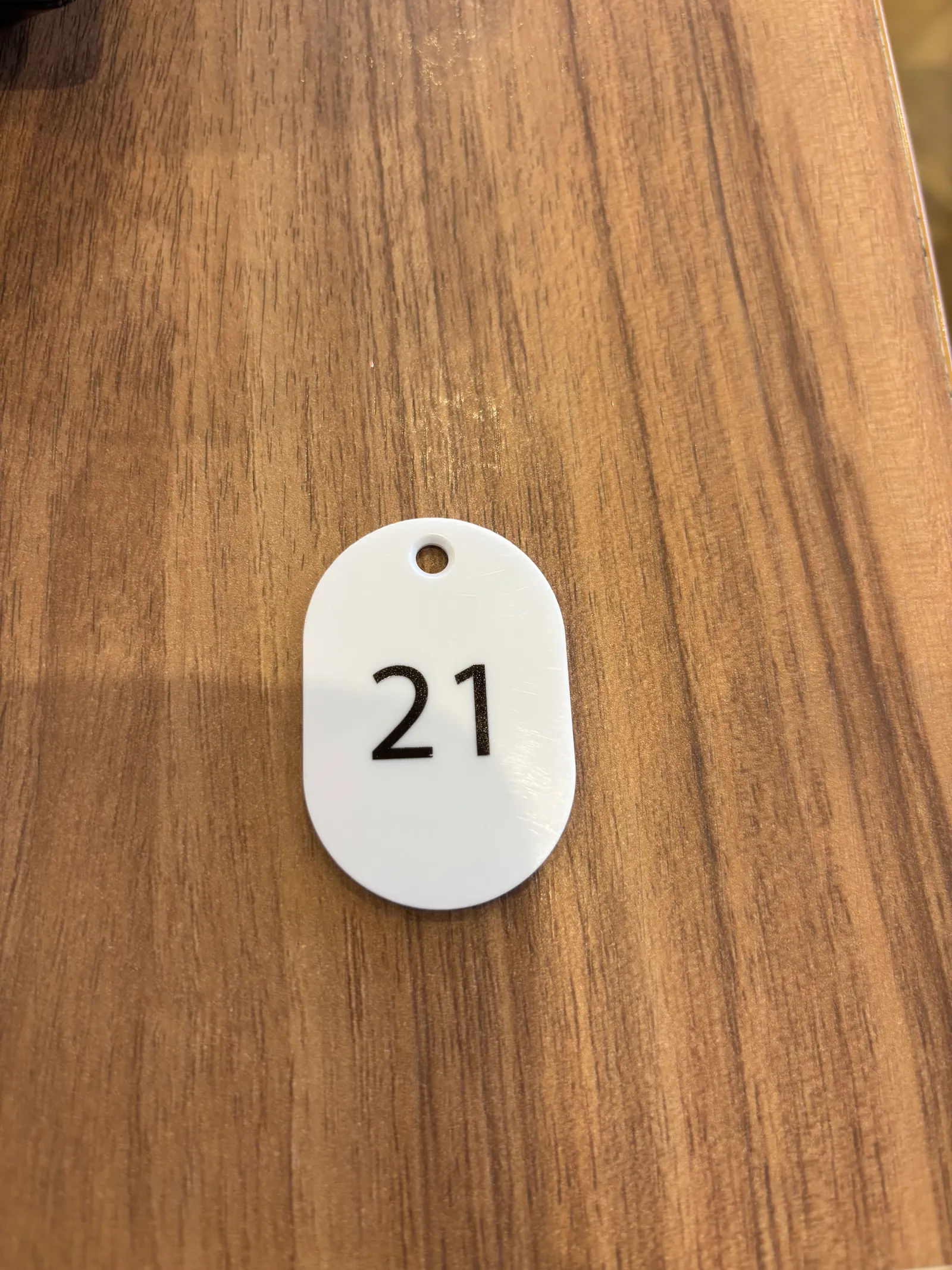 「21」と書かれた冷麺の呼び出し番号札