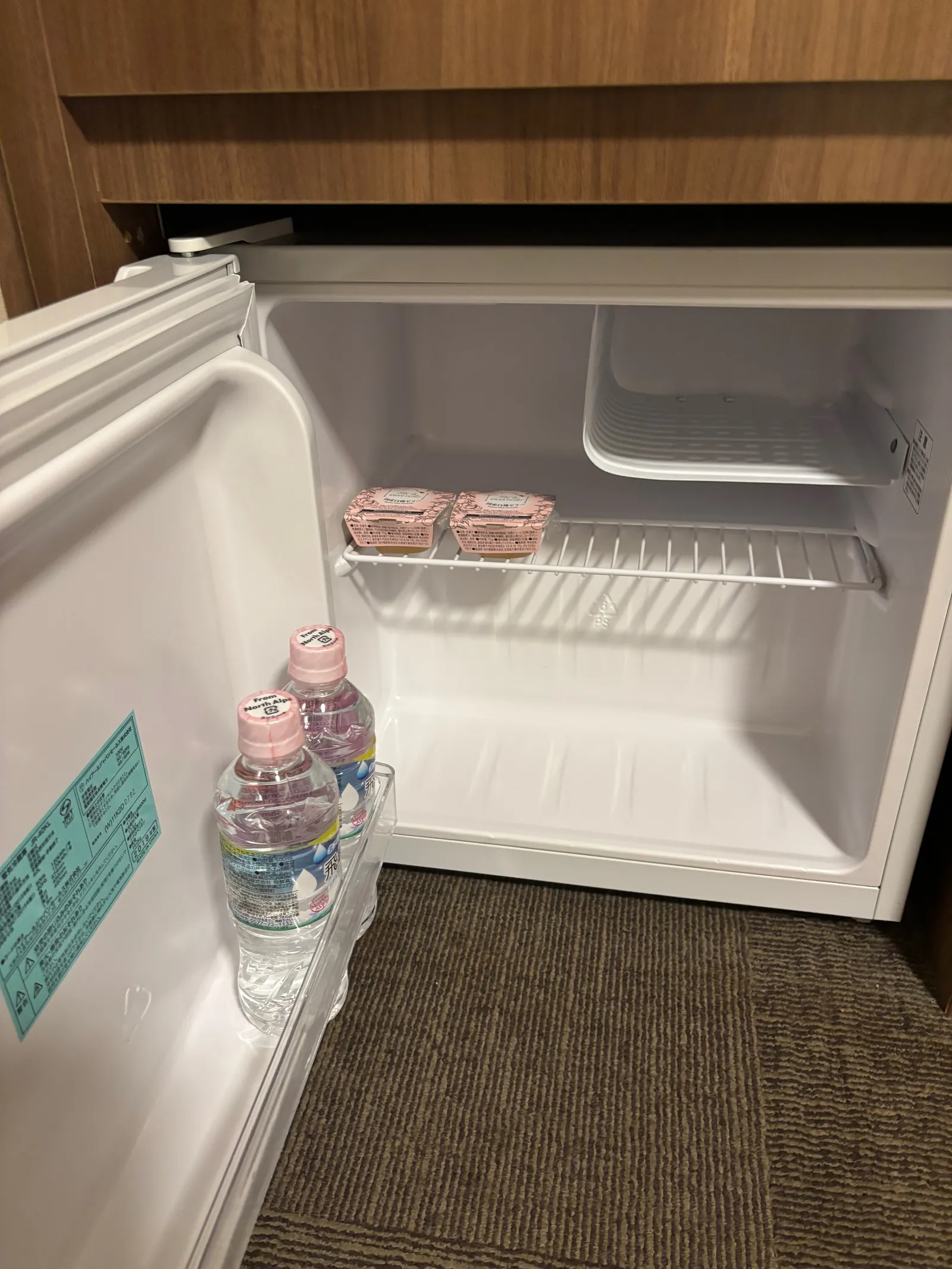開けた冷蔵庫の中。水のペットボトルとゼリーが入っている